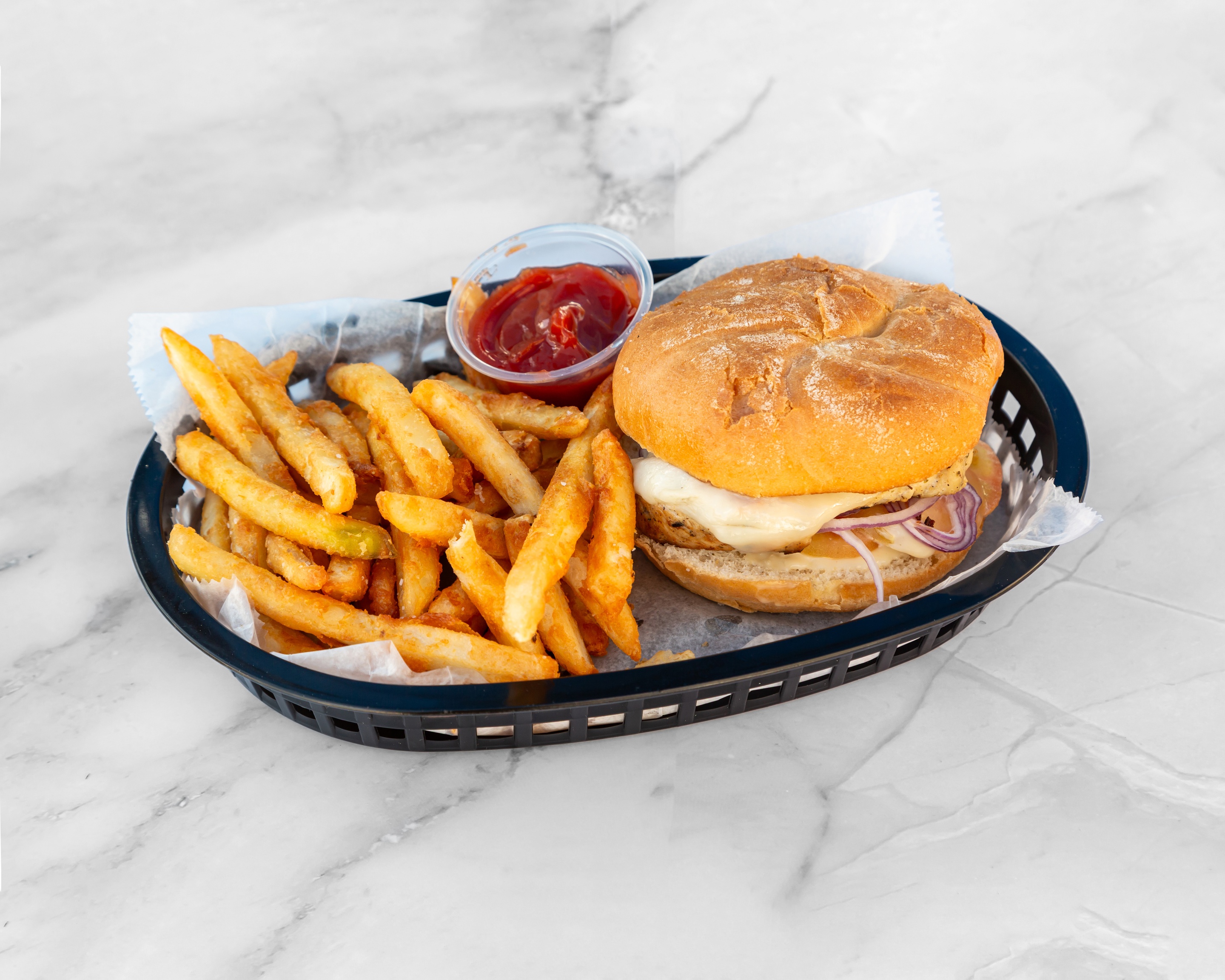 Sándwich de pollo regular de Mejunje con papitas fritas