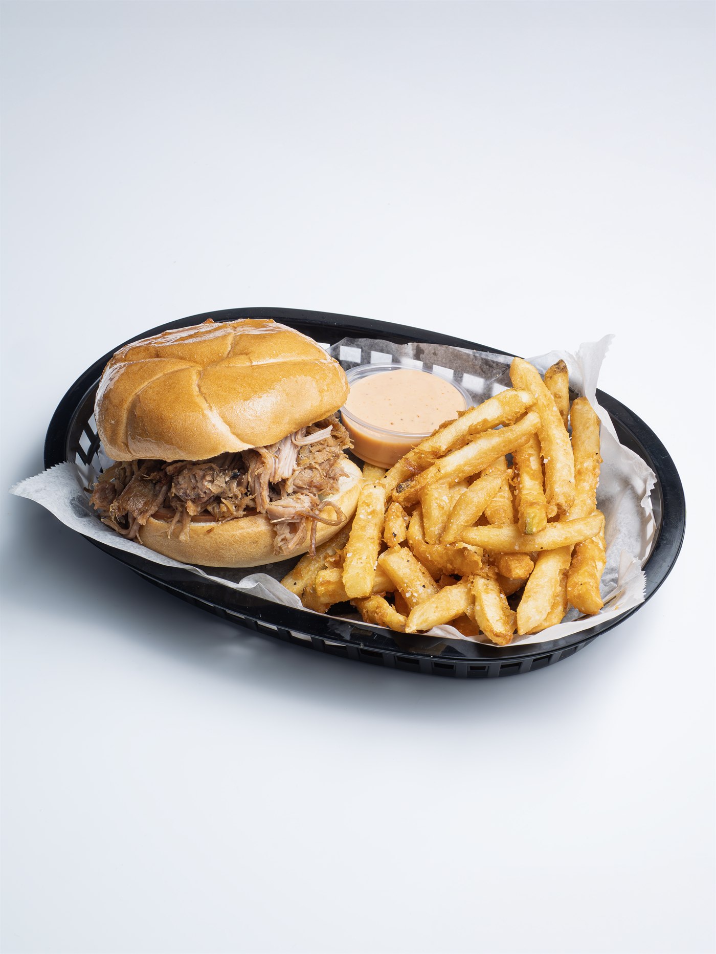 Bocadito de cerdo desmenuzado con papitas fritas